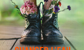 Changer l'eau des fleurs
