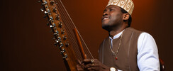 MAMADOU DRAME  - MEDRA JALY - joueur de kora, propose animation, soirées et concerts.