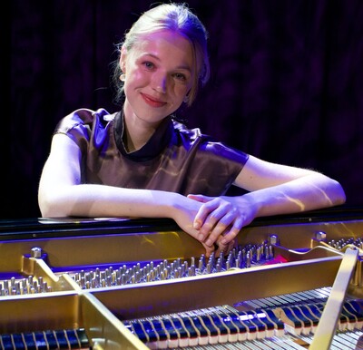 FROM MOZART TO MINIMALISM MAUREEN VAN IJZERLOO: PIANO