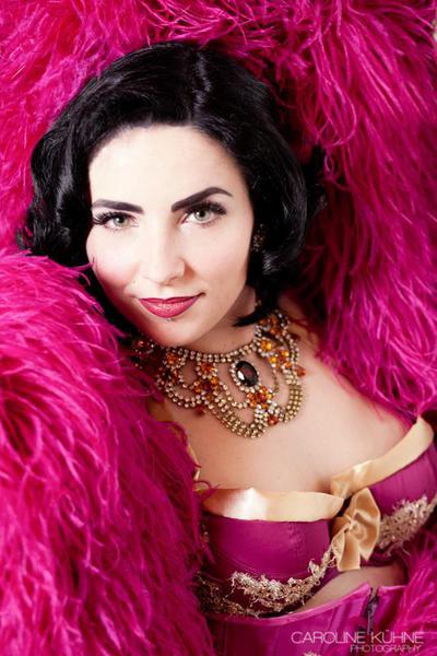 Miss Anne Thropy - Chanteuse, Effeuilleuse retro, Cabaret burlesque