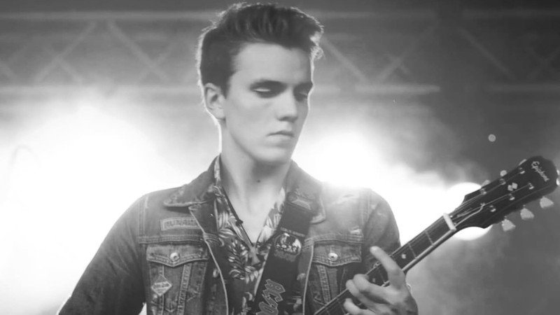 Louis Wéry - Chanteur / guitariste, concerts live, ambiance chaleureuse.